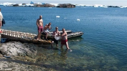 Українські полярники відзначили Водохреще купанням у бухті (фото)