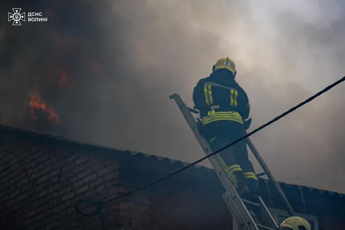 Ранкова пожежа: під Луцьком горів будинок, постраждала жінка (фото)