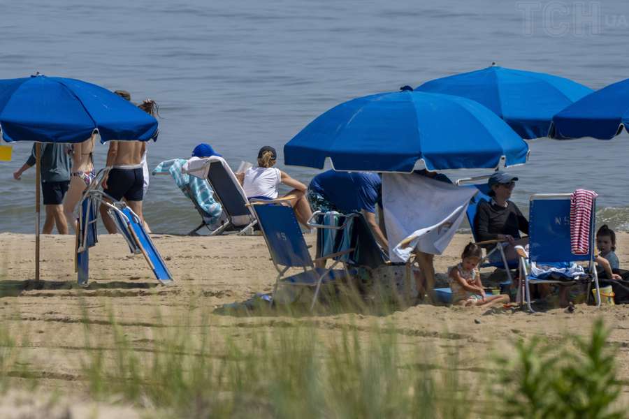 Засмагали на пляжі та читали книжки: папараці заскочили Джо Байдена з дружиною під час відпочинку