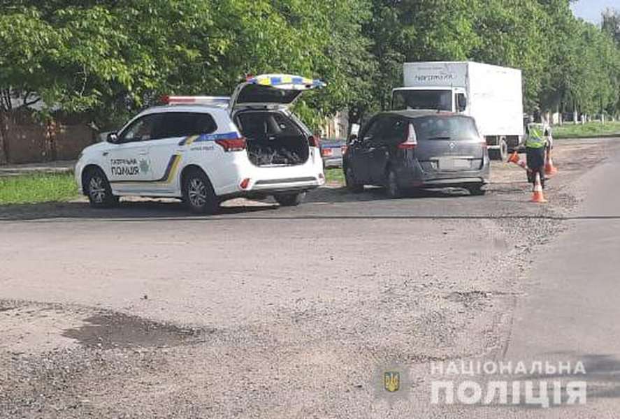 У Луцьку зіткнулися Renault і ВАЗ: водій у лікарні (фото)