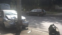 У Луцьку – аварія: Opel влетів у Renault і врізався у стовп (фото, відео) 