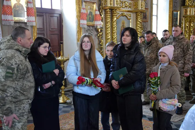 У Луцьку родинам загиблих прикордонників вручили їхні посмертні нагороди (фото)
