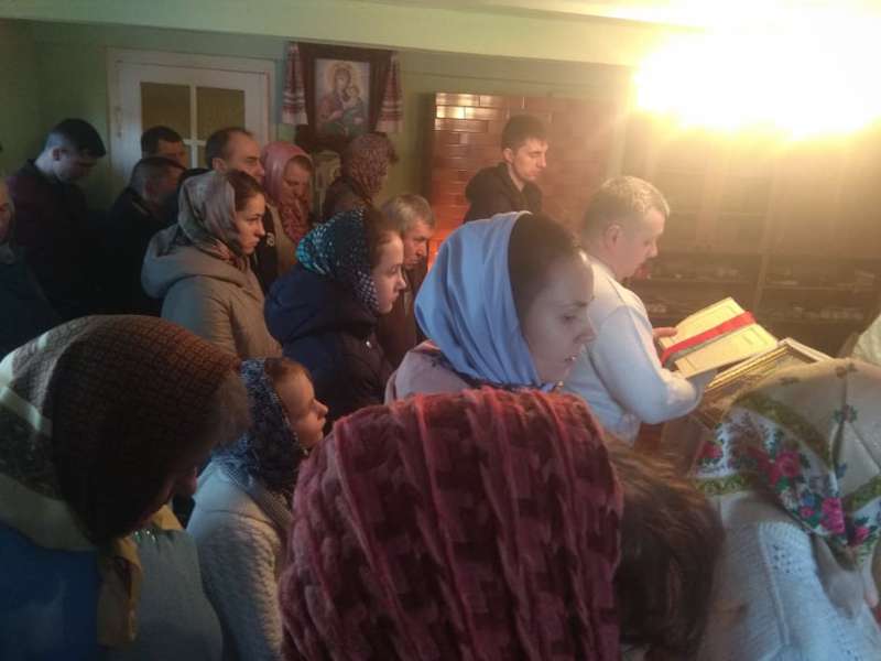 В Озерянах віряни УПЦ (МП) моляться в будинку священика (фото)