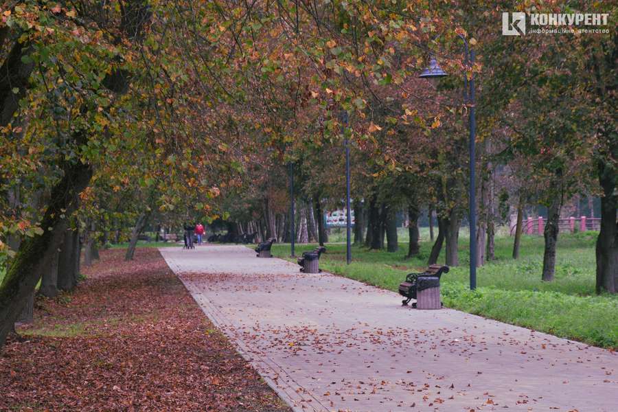 Осінь у луцькому парку: тиша і сплеск кольорів (ФОТО)