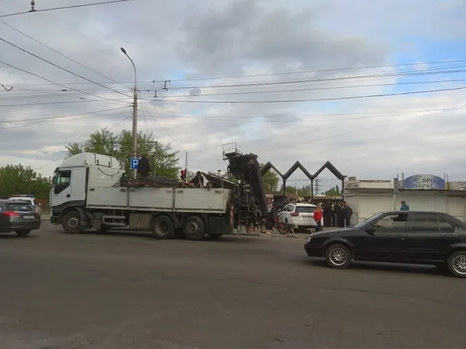 Луцькі муніципали знесли паркан на Старому ринку (відео)