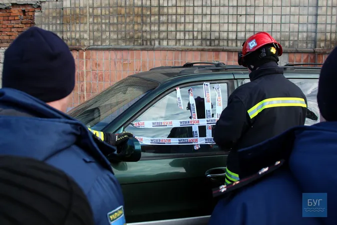 «Жертва» – стара «євробляха»: у Володимирі рятувальників вчили різати авто (фото, відео)