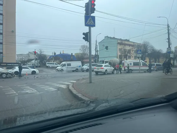 Бампер і капот – ущент: у Луцьку на Ковельській сталася ДТП (фото)