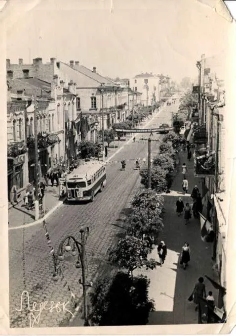 1950-і роки. Луцьк, вулиця Радянська (нинішня Лесі Українки).
Дроти на місці.