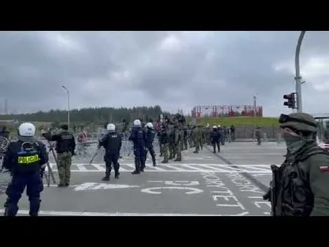Група мігрантів прорвала білоруський кордон (відео)
