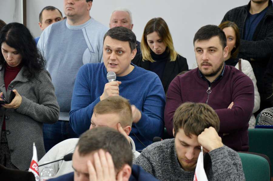 Голова фракції «Свобода» Микола Федік закликав зняти з розгляду сесії скандальні питання