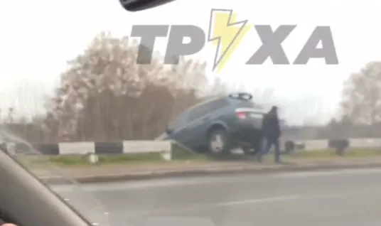 У Луцьку на мосту легковик влетів у відбійник (відео)