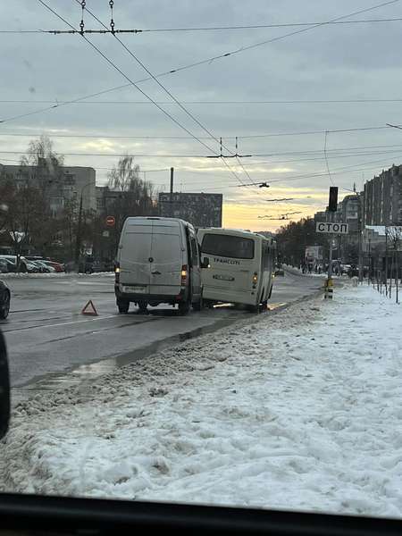 Не проїздила й дня: у Луцьку сталась аварія за участі нової маршрутки