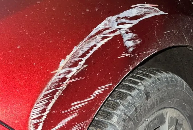 У Луцьку пошкодили припаркований автомобіль: шукають свідків (відео)