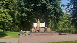 Лесю Українку в луцькому парку очистили від ганебних написів та позолотили (ФОТО)