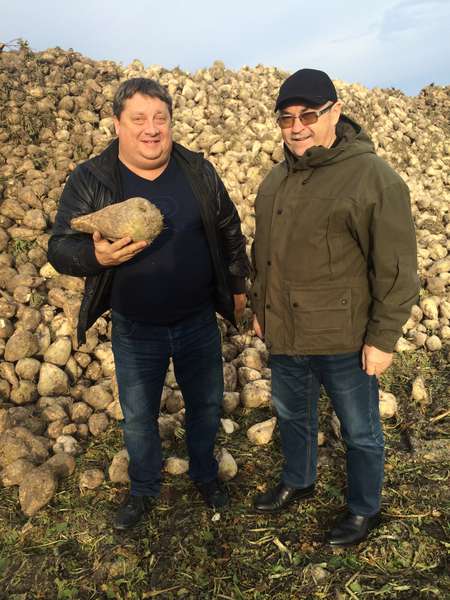 Зліва - директор Гнідавського цукрового заводу Ростислав Новосад, зправа - аграрій та директор СТзОВ 