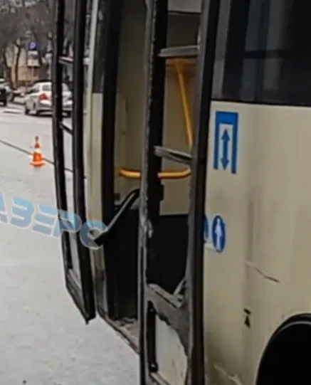 У Луцьку на проспекті Волі сталась аварія за участі маршрутки (відео)