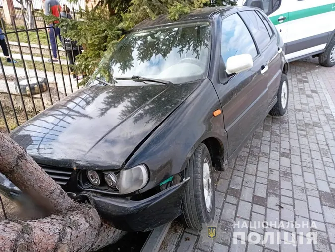 У Луцьку легковик врізався в бус: постраждав водій (фото, відео)