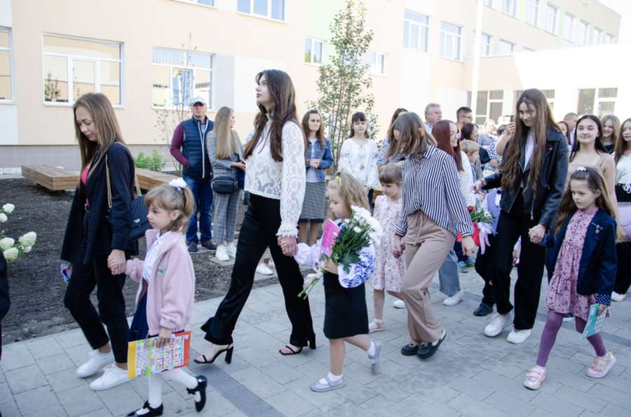 У Нововолинську відбулися урочисті лінійки для першачків і випускників (фото)