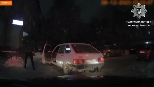 На колесах і на ногах: у Луцьку патрульні затримали п'яного втікача (відео)
