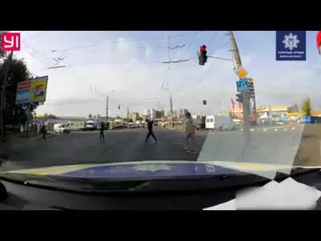У Луцьку патрульні покарали велосипедиста, який проїхав на червоне світло (відео)