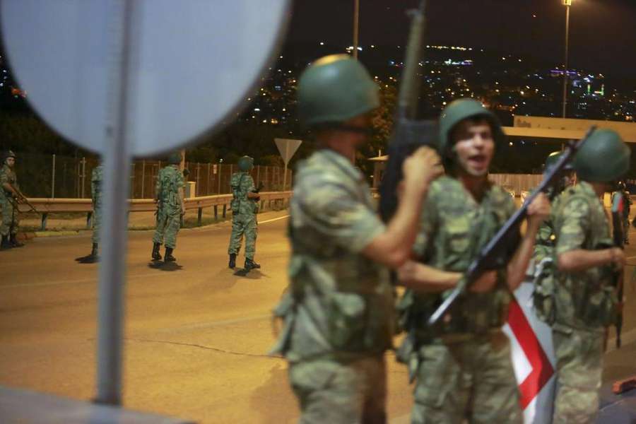 У Туреччині введено військовий стан: армія захопила владу у країні (фото)