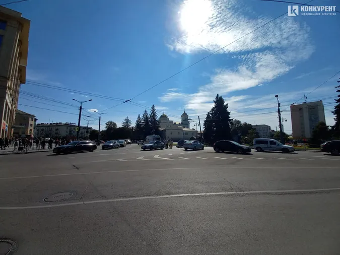 У центрі Луцька таксі збило мотоцикліста (фото, відео)