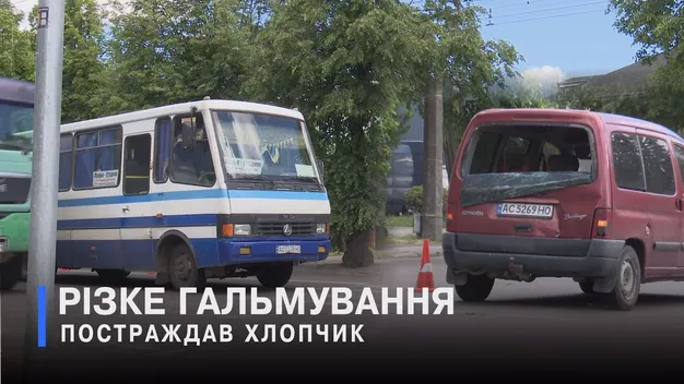 У Луцьку – жахлива аварія із автобусом: постраждав 10-річний хлопчик (відео)