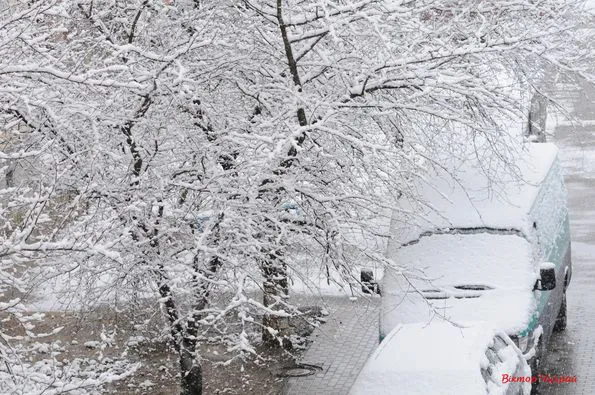 Зима у квітні: вулиці Луцька засипало снігом (фото)