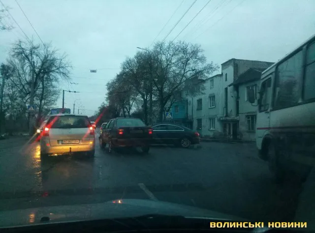 Аварія у Луцьку: не розминулися автобус і три іномарки (фото)