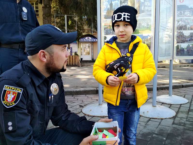 Патрульні у центрі Луцька розповідають дітям про безпечний Великдень (фото)