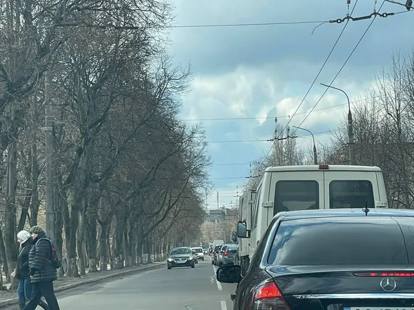 У Луцьку – довжелезний затор на вулиці Глушець (фото)