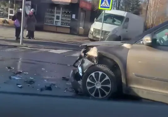 «Передок» – вщент: у Луцьку на Відродження стукнулись два легковики (відео)