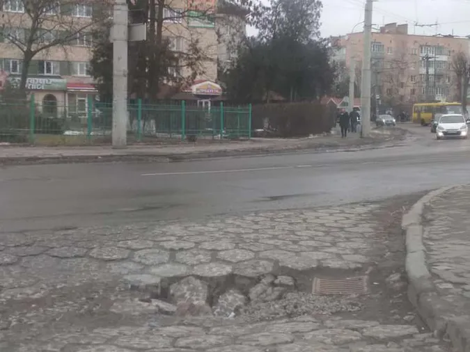 У Старому місті руйнується історична бруківка (відео)