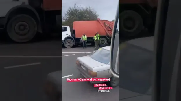 Неподалік Луцька перевернувся сміттєвоз (відео)
