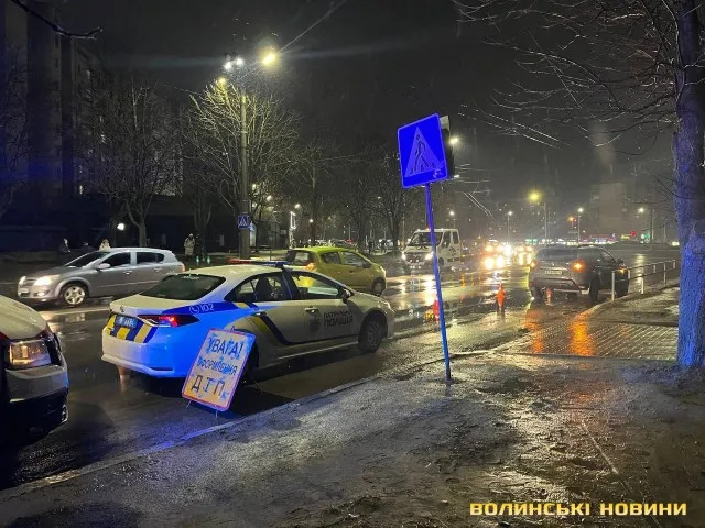 У Луцьку на Відродження легковик збив жінку з дитиною (фото)