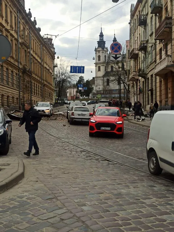 У Львові ще лунають вибухи: є тяжкопоранені (фото)