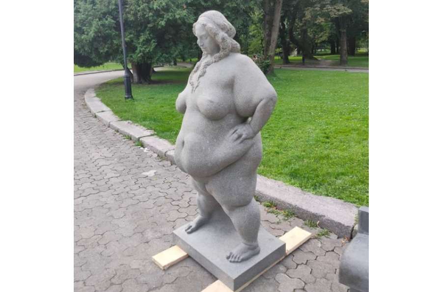 У Львові сперечаються про оголену жіночу скульптуру у парку (фото)