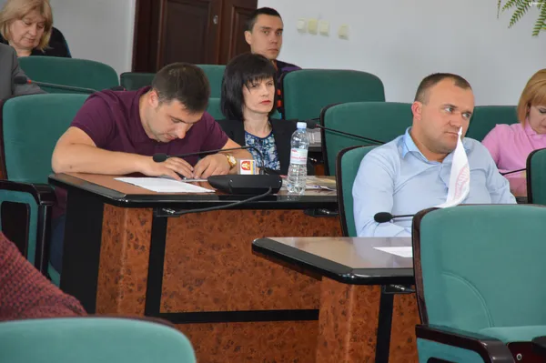 Павло Данильчук щось розглядає у своєму телефоні