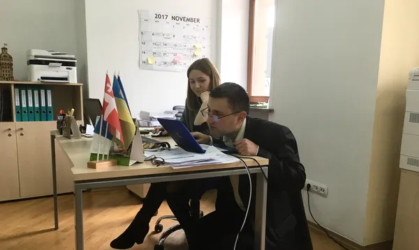 Оленка Кметь мило спостерігає за роботою юриста Андрія. 