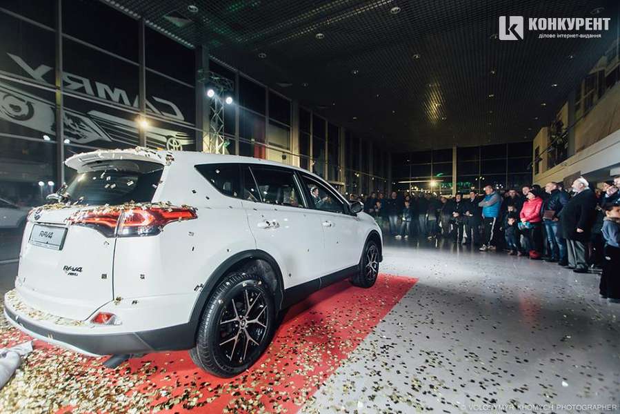 Луцький автосалон провів помпезну презентацію кросовера Toyota RAV4