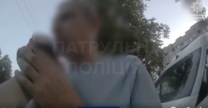 У Луцьку п'яний водій протаранив припарковане авто і втік: вміст алкоголю шокував (відео)