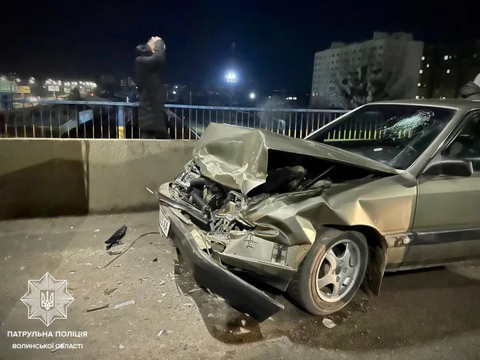 У Луцьку Audi протаранила тролейбус на мосту (фото, відео)
