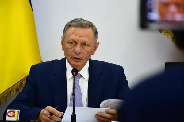 ...наостанок Микола Романюк попросив депутатів заспокоїтись і не обзивати фракції популістами.