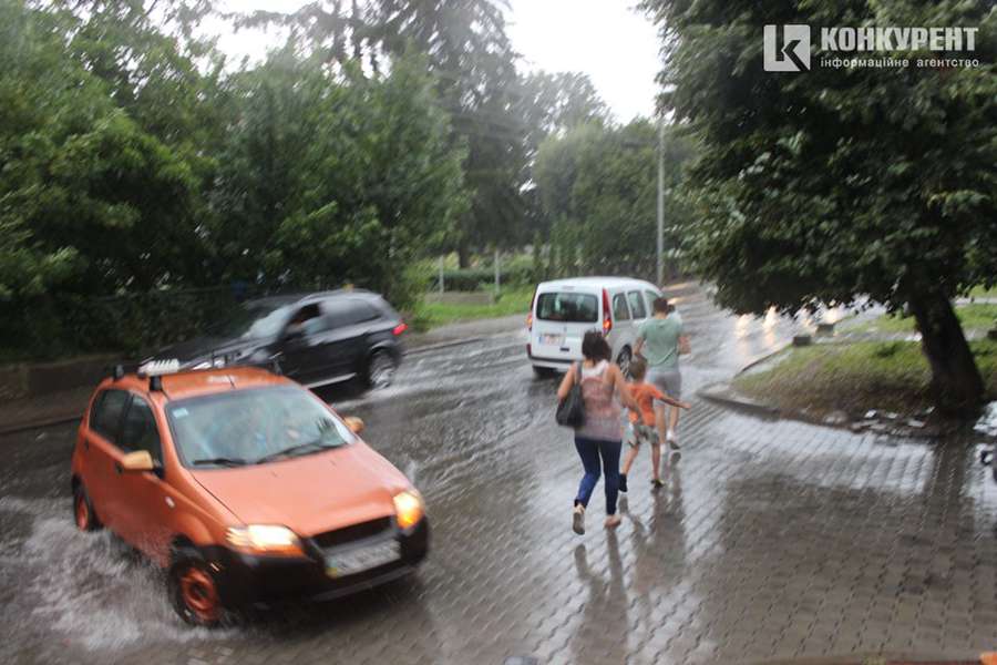 Раптова гроза в Луцьку: машини по колеса у воді (фото, відео)