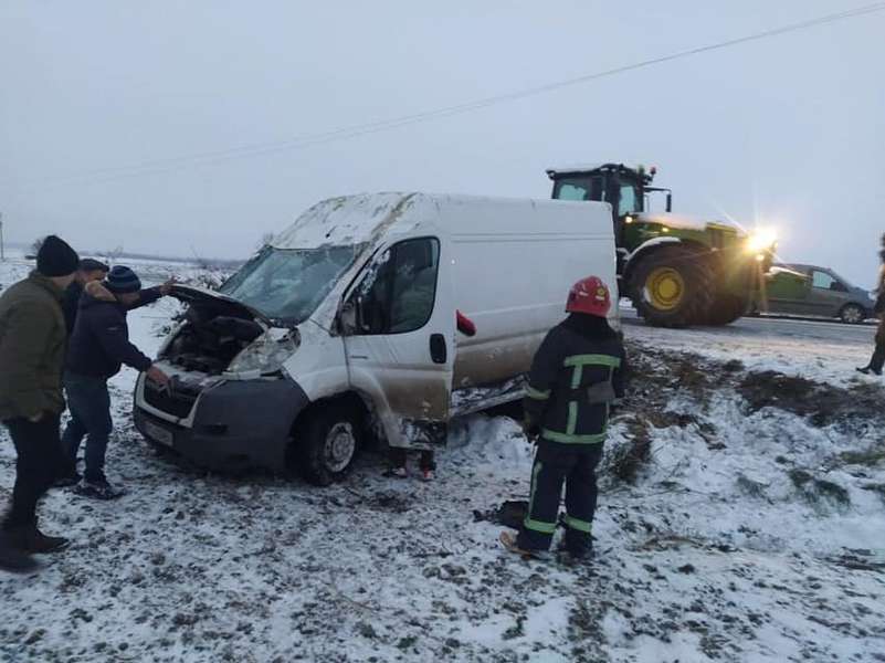 Волинські рятувальники витягнули дві автівки з кюветів (фото)