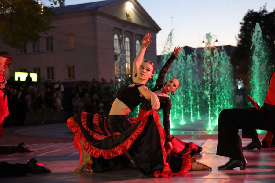 Неймовірне шоу: у Луцьку відкрили світломузичний фонтан (фото)