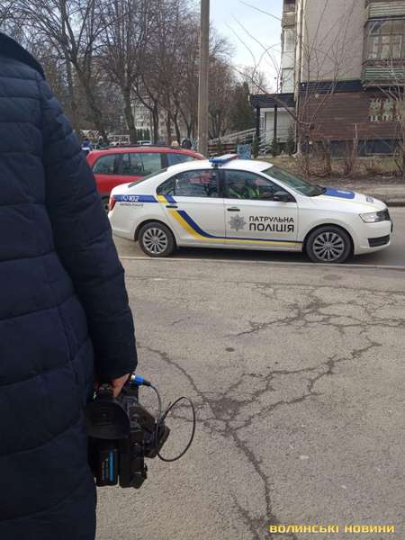 У Луцьку біля бібліотеки для дітей автомобіль збив дівчину (фото)