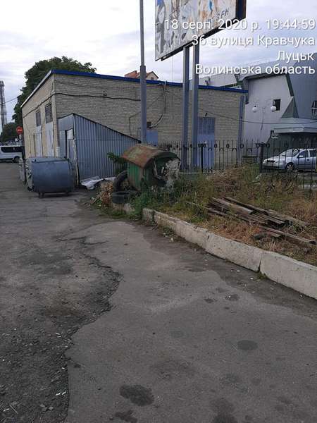 Контейнер, шини, дошки: на автостанції в Луцьку – сміттєзвалище (фото)