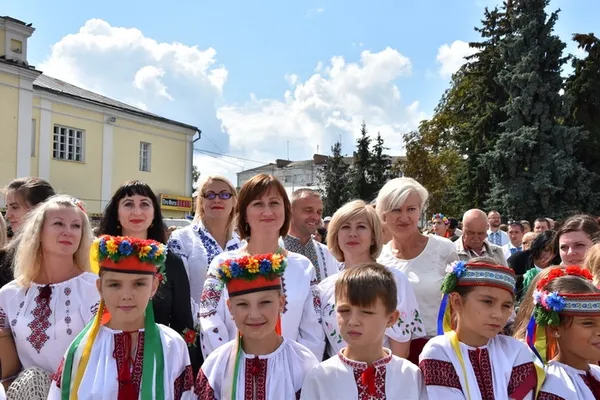 На Театральному майдані лучани «вишили» вінок (фото)