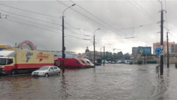У Луцьку – злива: затопило вулиці, на в'їзді в місто – затори (відео)